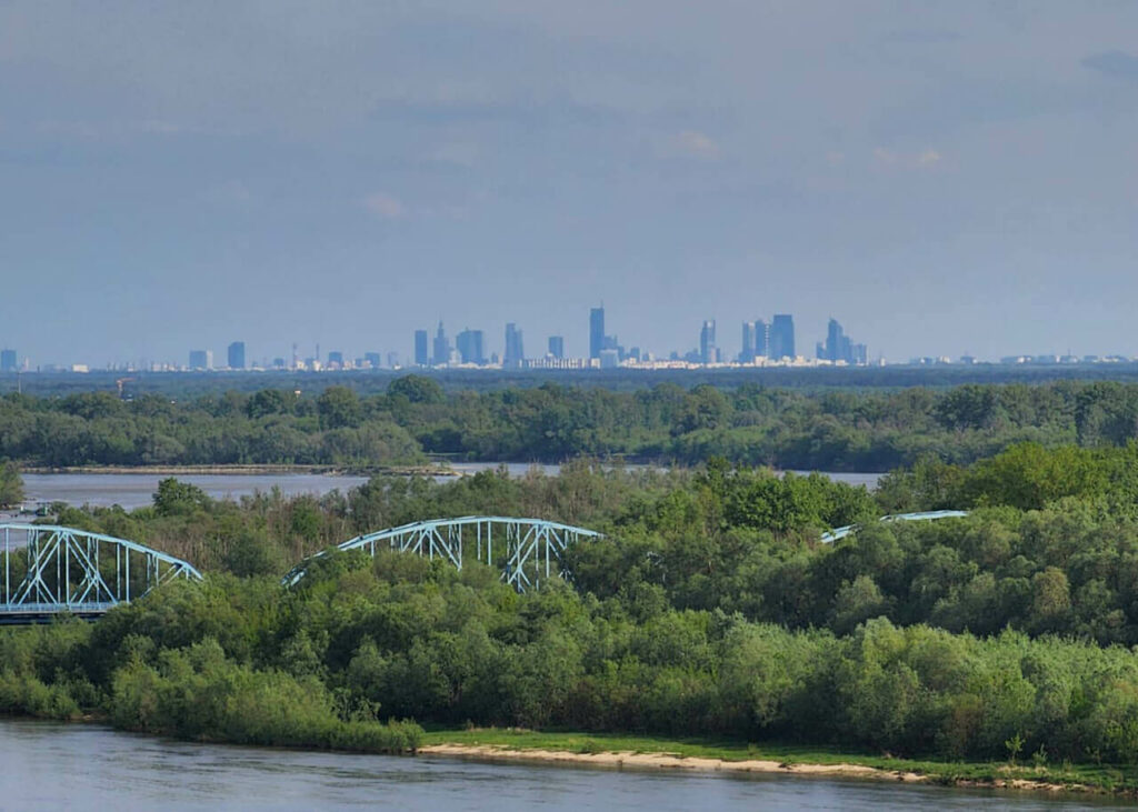 Panorama Warszawy na horyzoncie - widok z Czerwonej Wieży Twierdzy Modlin