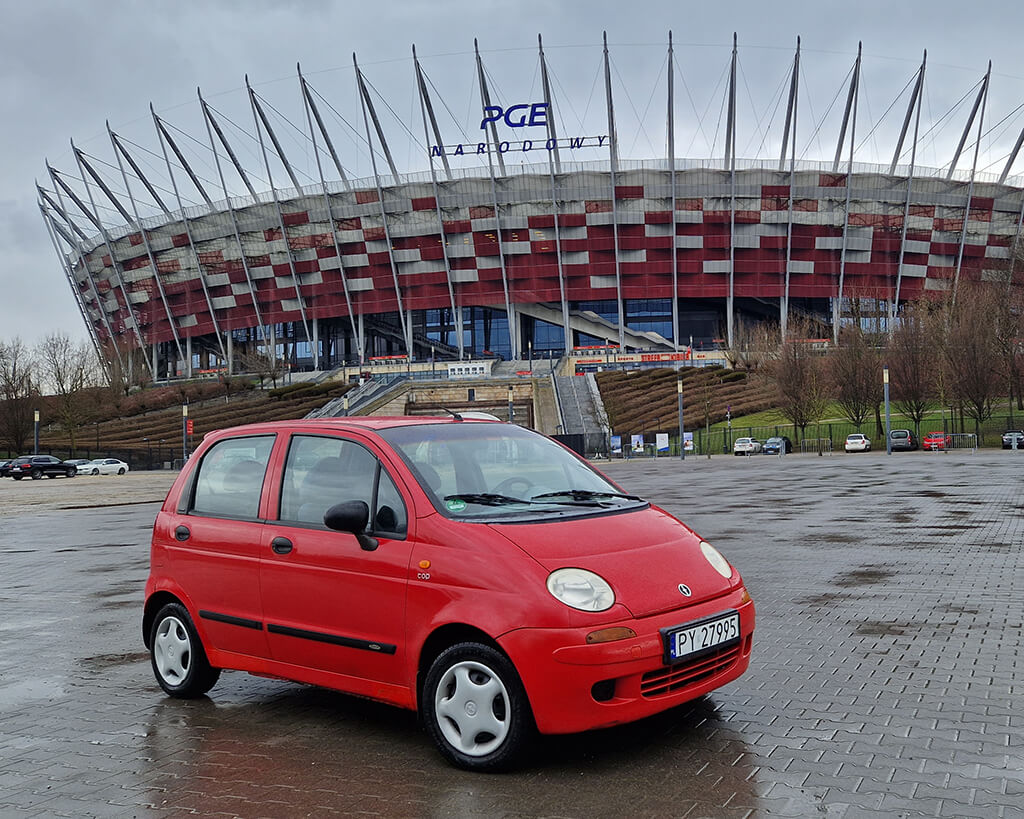 Czerwony Matiz pod Stadionem Narodowym