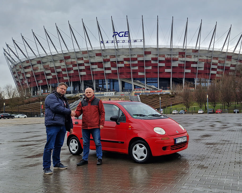 Robert i Mikołaj obok Matiza pod Stadionem Narodowym