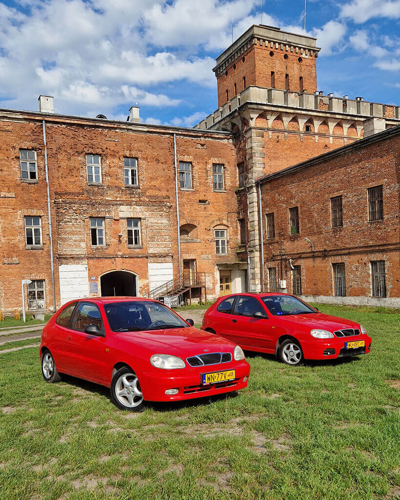 Samochody Daewoo Lanos pod Twierdzą Modlin