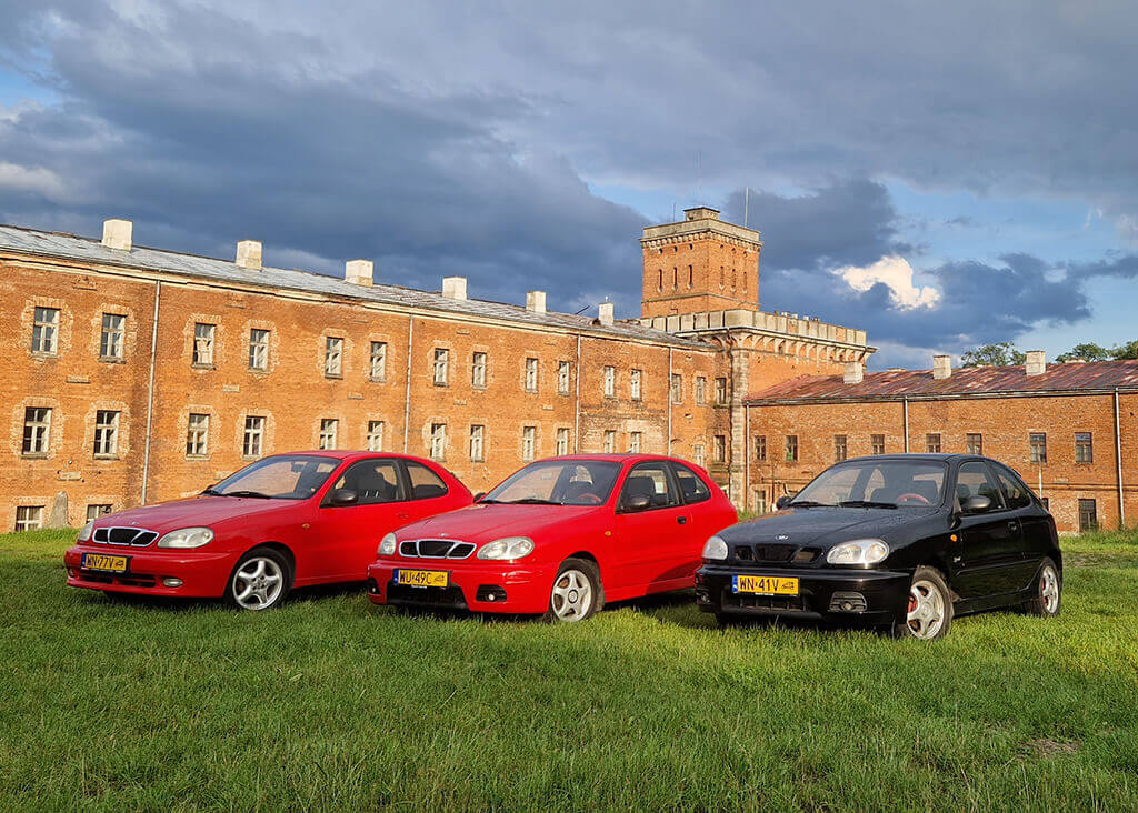 Samochody Daewoo Lanos pod Twierdzą Modlin