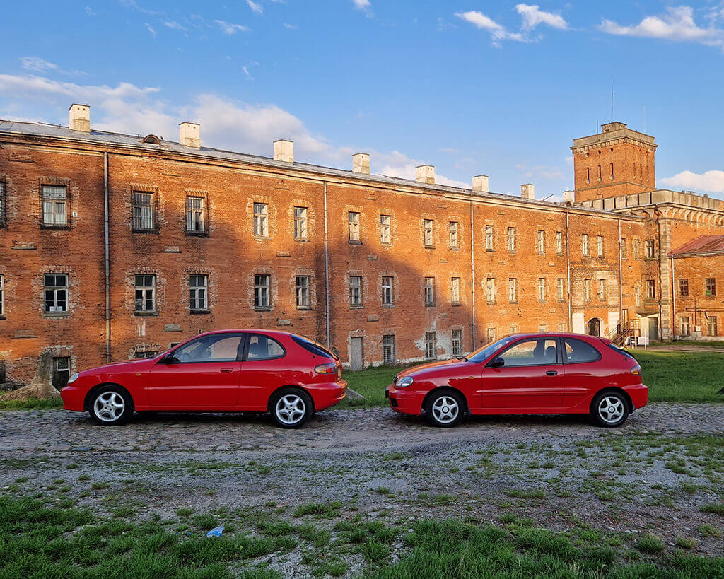 Samochody Daewoo Lanos pod Twierdzą Modlin