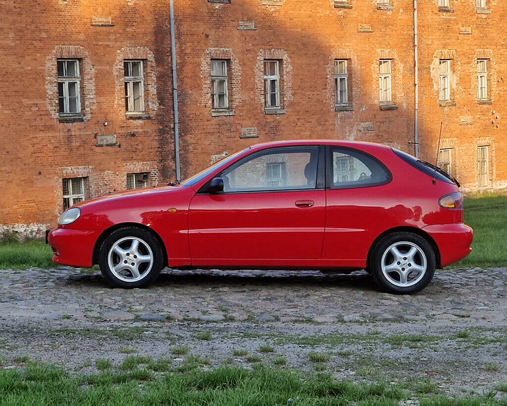 Czerwony Daewoo Lanos pod Twierdzą Modlin