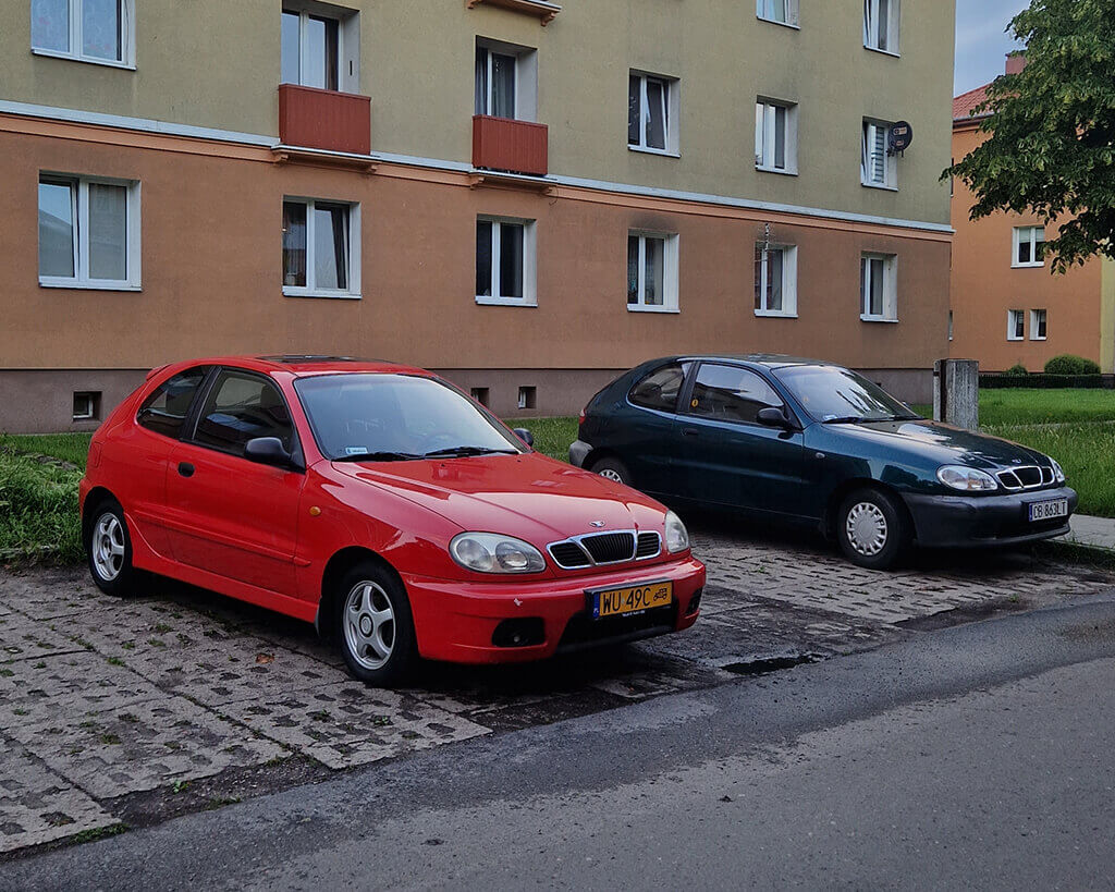 Samochody Daewoo Lanos na parkingu