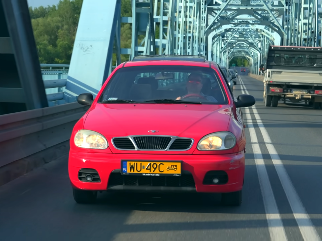 Daewoo Lanos Sport na moście